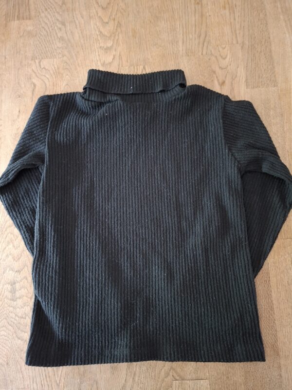 20260505_181644 Zara zwarte rib coltrui maat 110