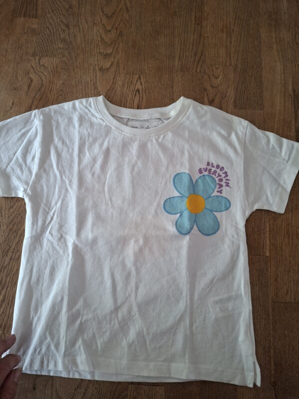 20260505_181749 Zara wit T-shirt met bloemenprint maat 104
