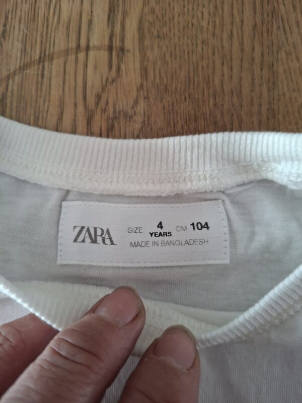 20260505_181809 Zara wit T-shirt met bloemenprint maat 104