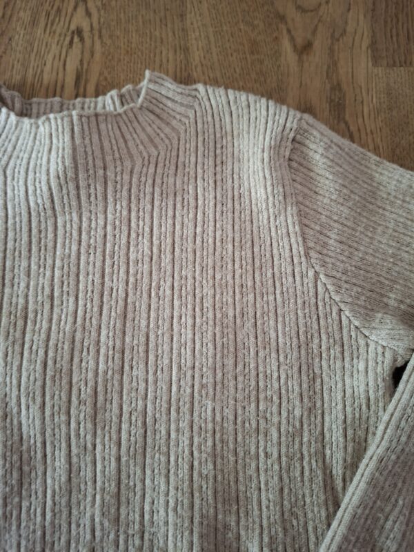 Zara beige ribtrui maat 104