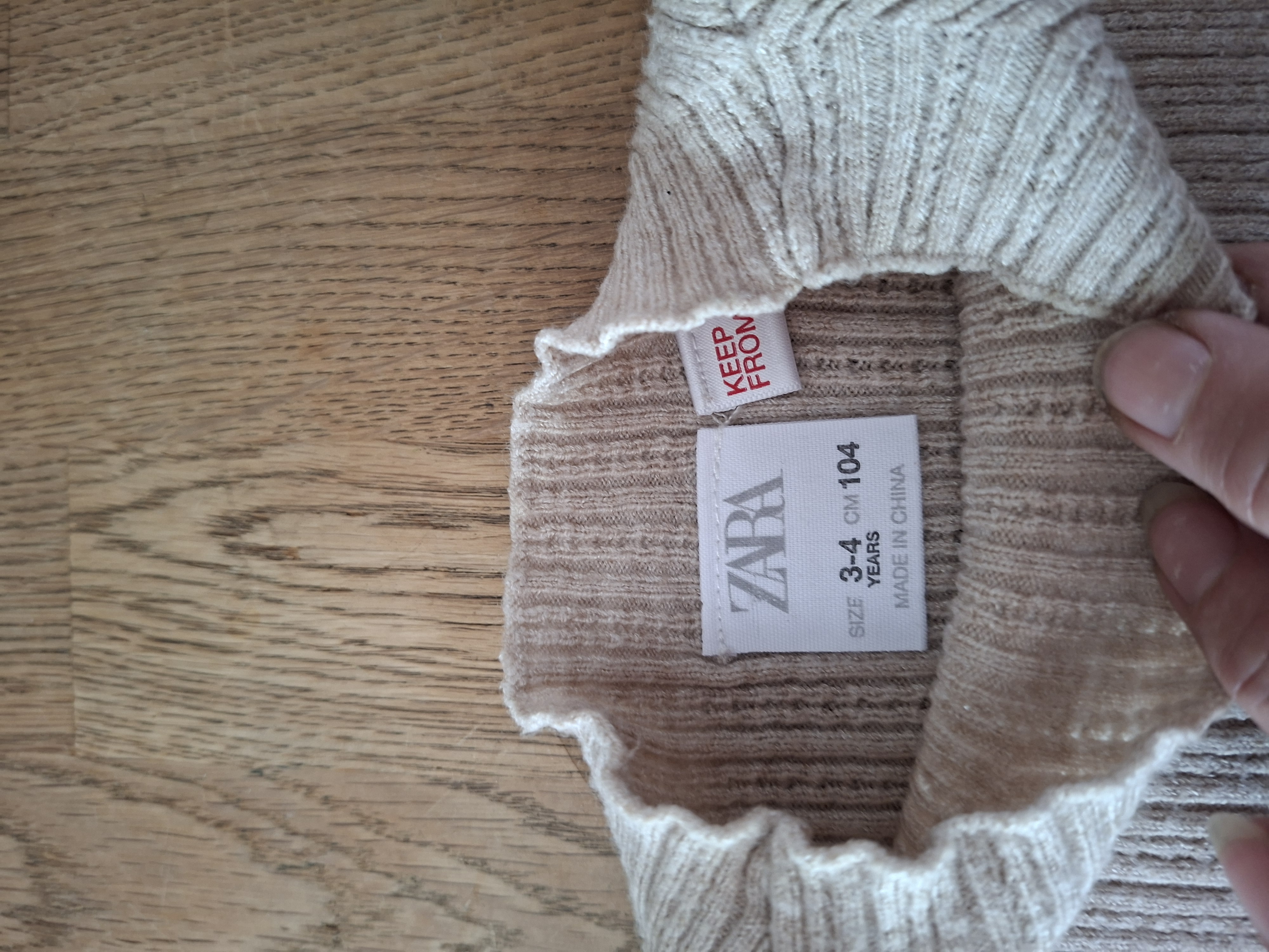 Zara beige ribtrui maat 104