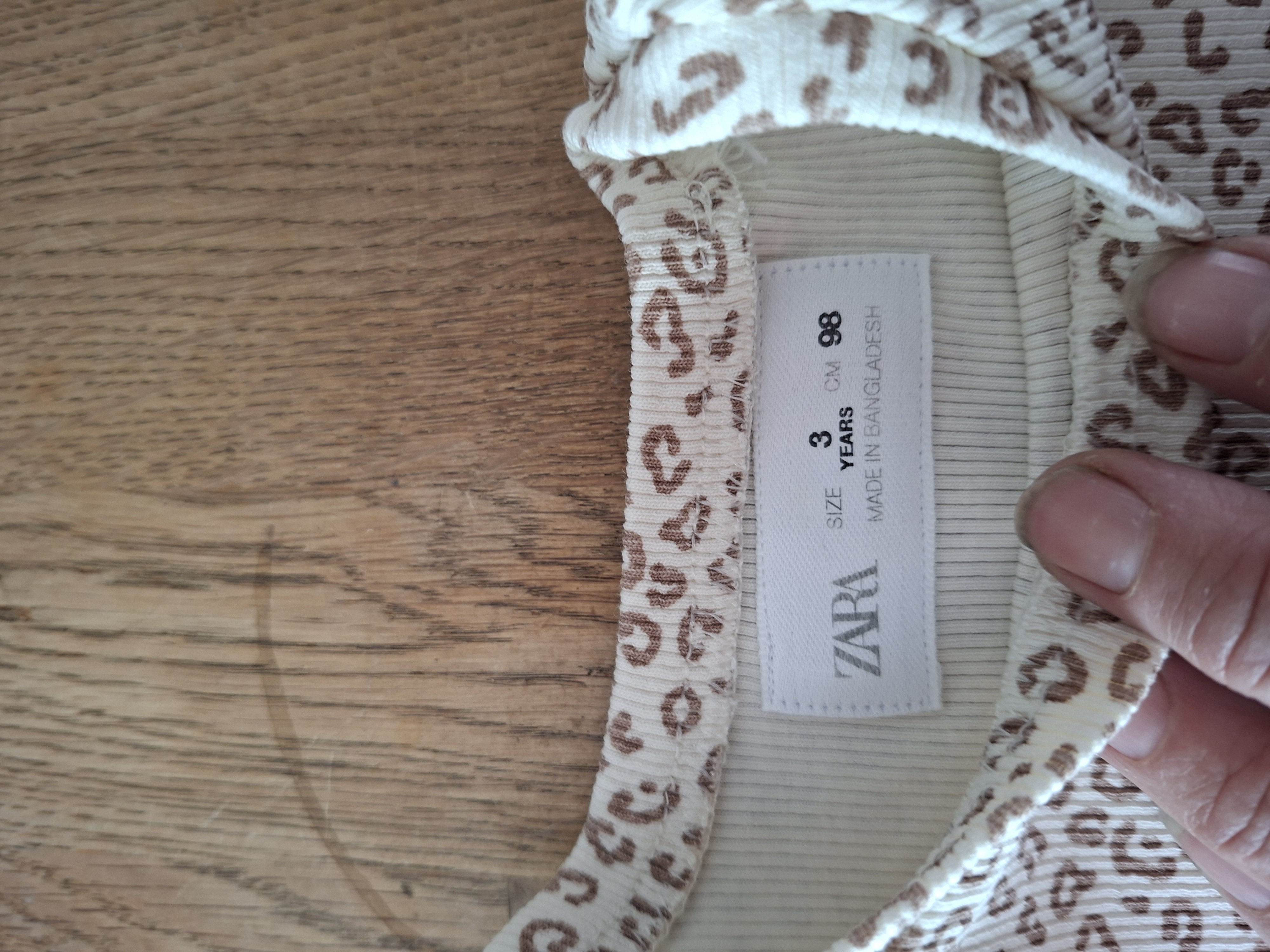 20260505_182300 Zara ecru shirtje met luipaardprint maat 98