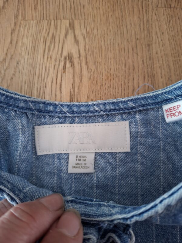 20260505_182358 Zara blauw gestreept denim topje maat 110