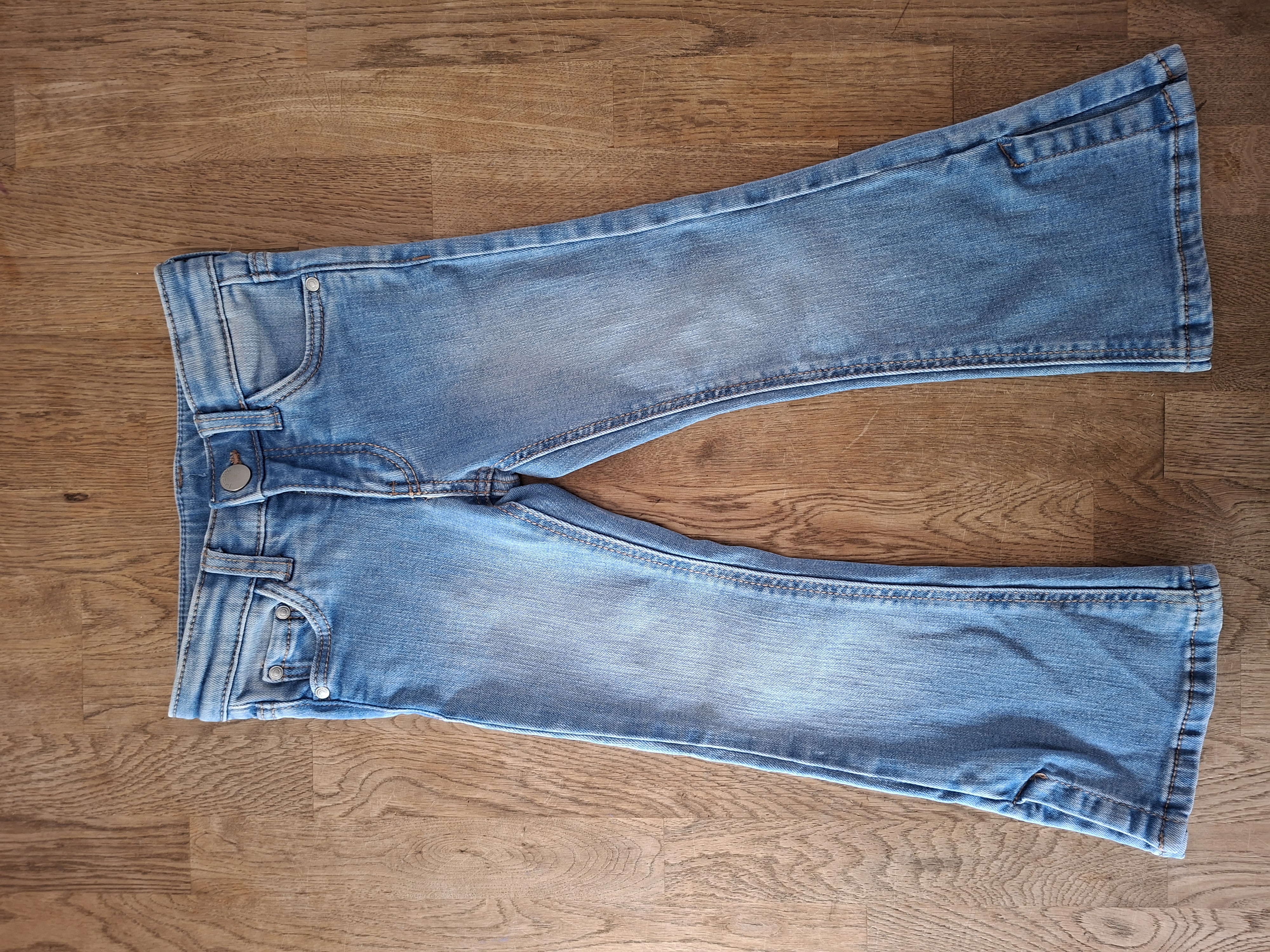 HEMA lichtblauwe flared jeans maat 98