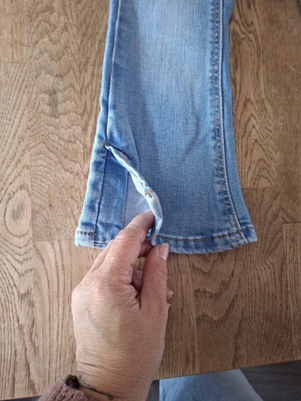 HEMA lichtblauwe flared jeans maat 98