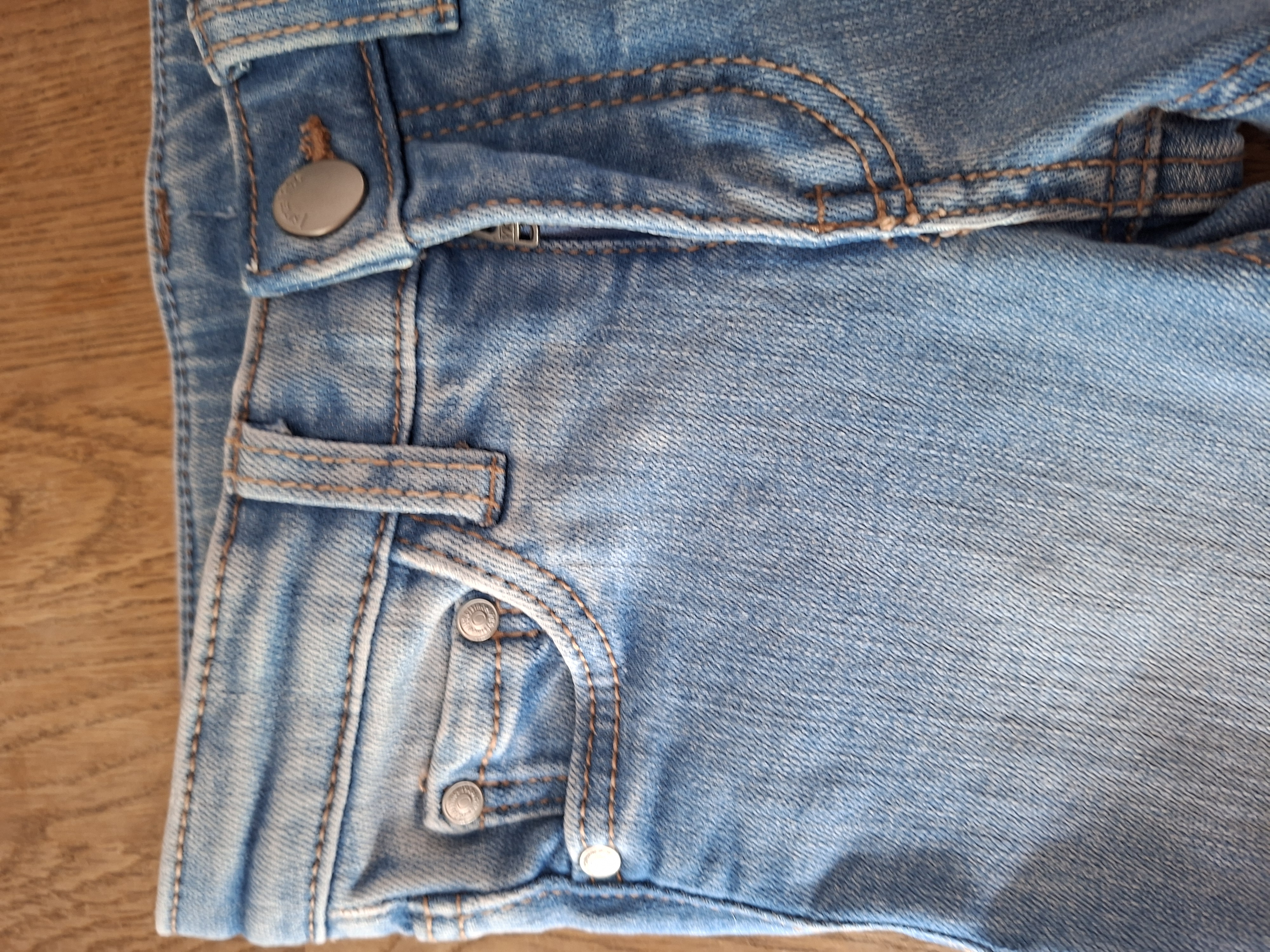 HEMA lichtblauwe flared jeans maat 98