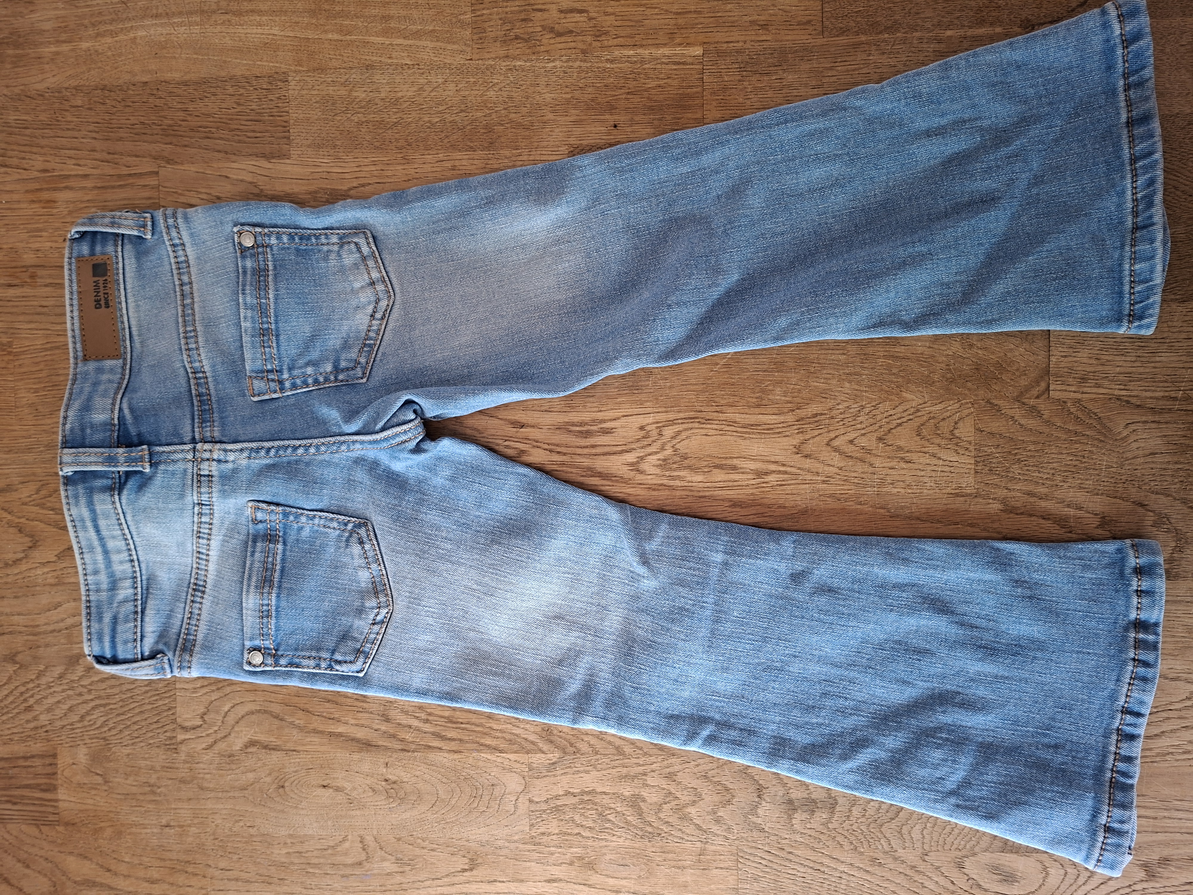 HEMA lichtblauwe flared jeans maat 98