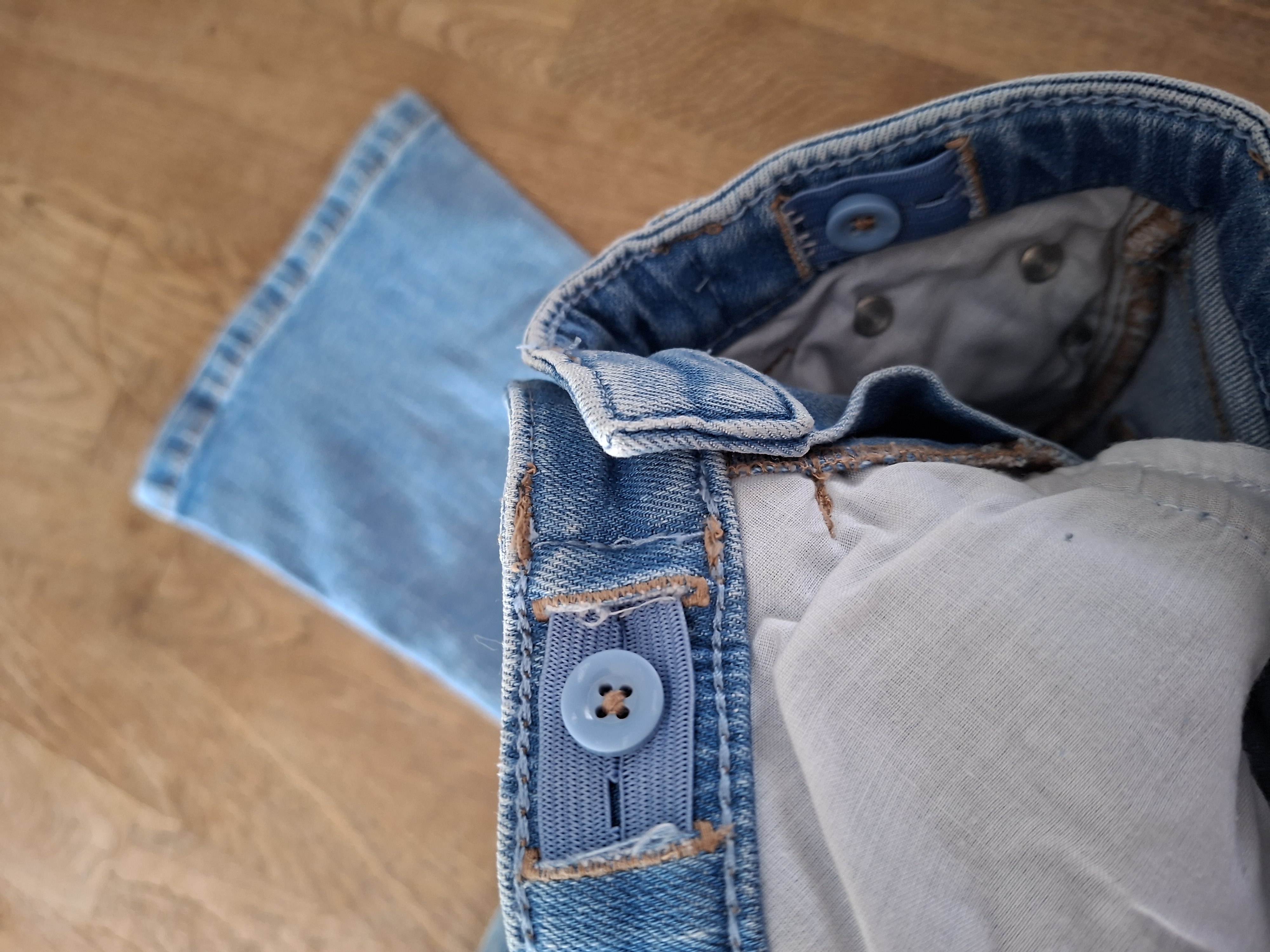 HEMA lichtblauwe flared jeans maat 98