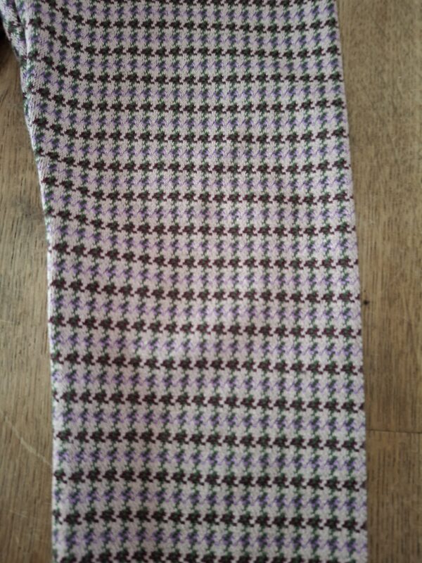 20260505_182747 Zara lichtroze broek met bordeaux motief maat 110