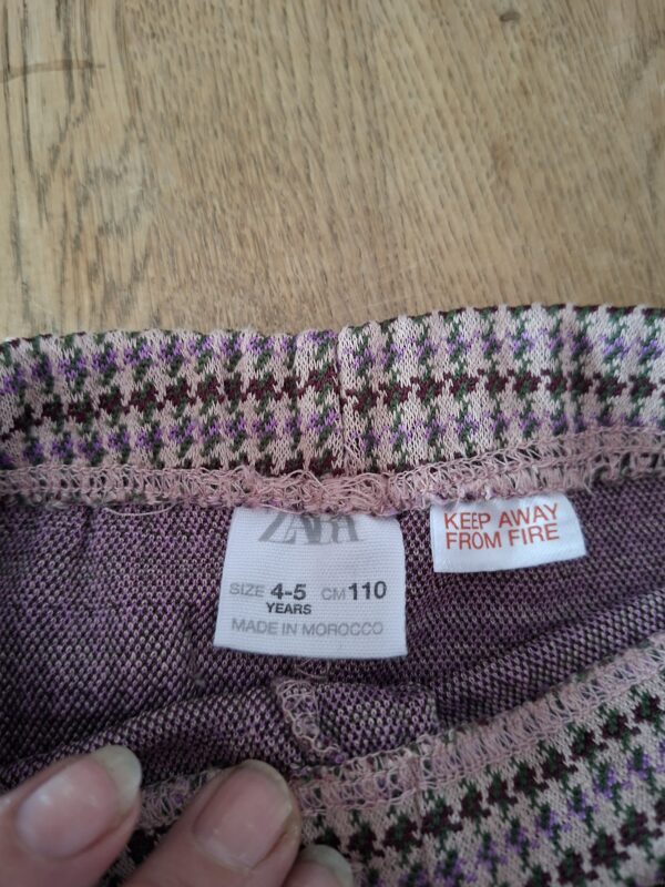20260505_182755 Zara lichtroze broek met bordeaux motief maat 110