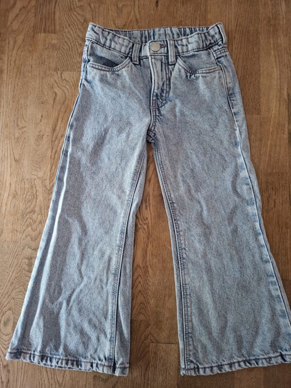 HEMA lichtblauwe bootleg jeans maat 104
