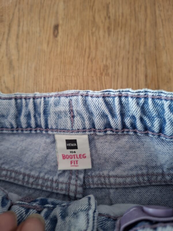 HEMA lichtblauwe bootleg jeans maat 104