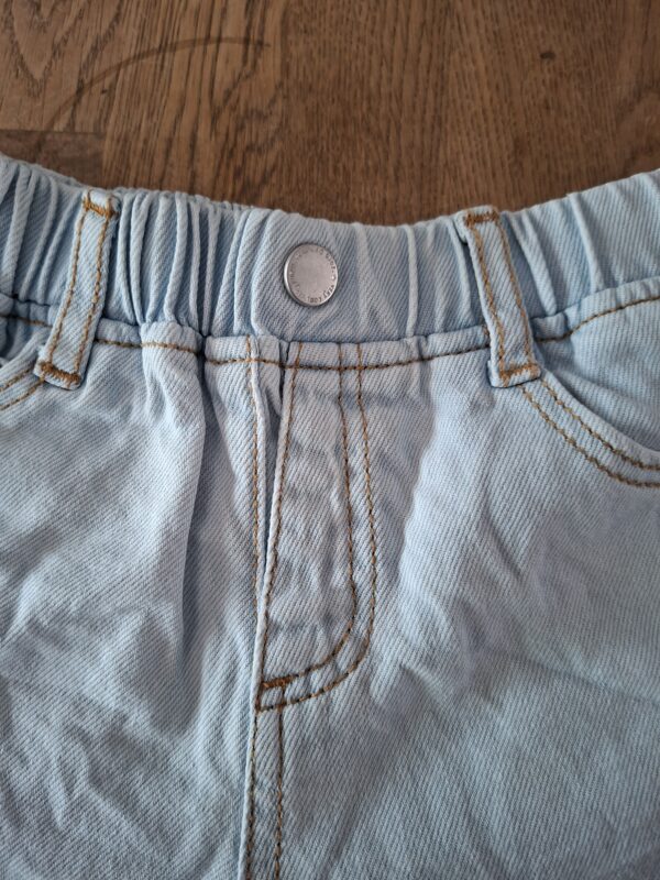 20260505_183206 Zara lichtblauwe denim short maat 104