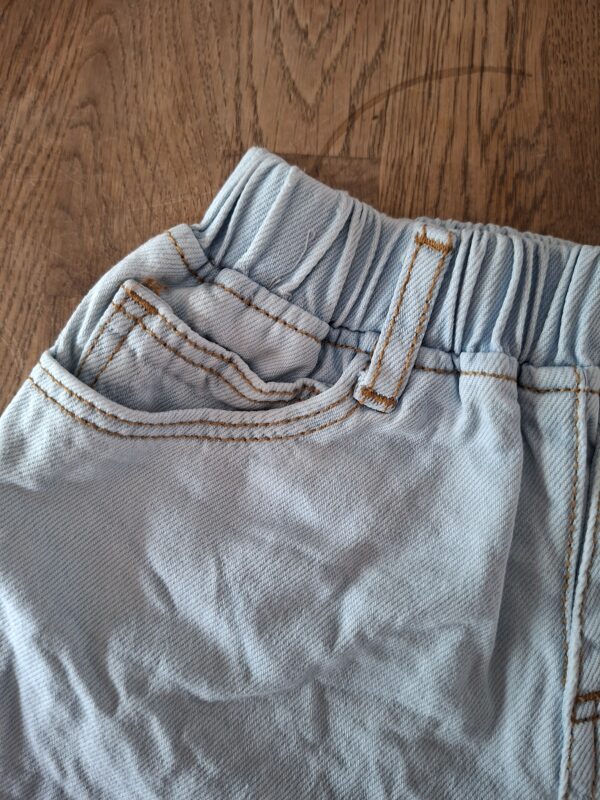 20260505_183207 Zara lichtblauwe denim short maat 104