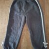 20260505_183258 Zara donkergrijze sweatbroek met witte zijstrepen maat 104