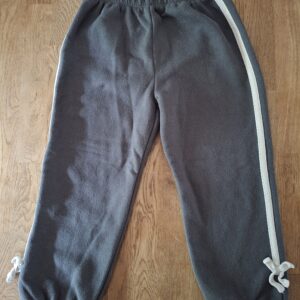 20260505_183258 Zara donkergrijze sweatbroek met witte zijstrepen maat 104