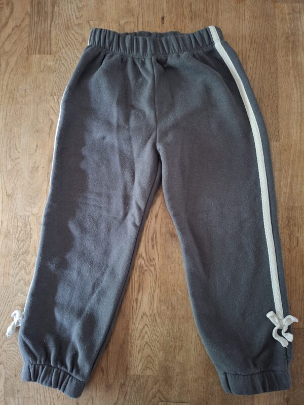 20260505_183258 Zara donkergrijze sweatbroek met witte zijstrepen maat 104