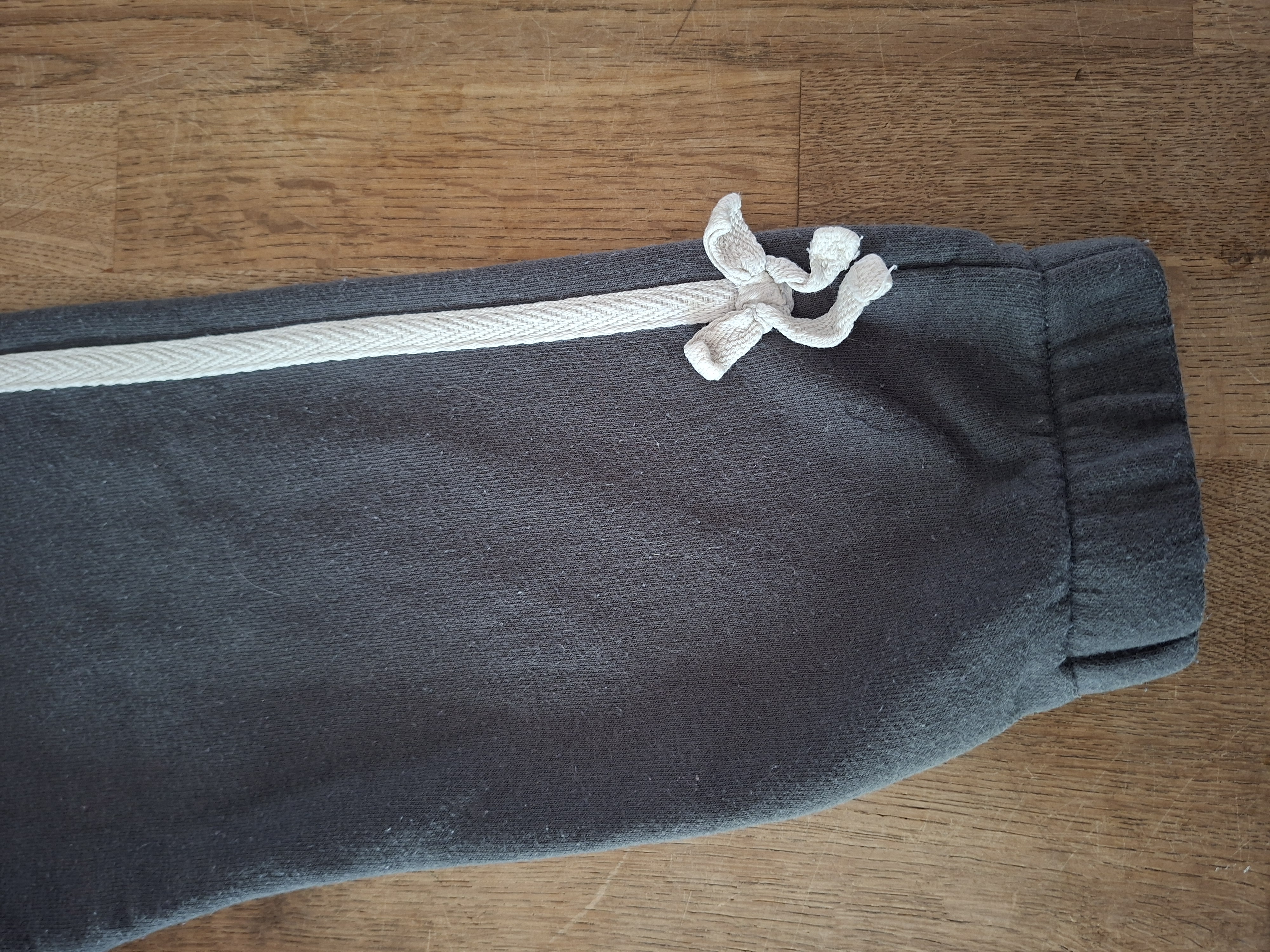 20260505_183300 Zara donkergrijze sweatbroek met witte zijstrepen maat 104
