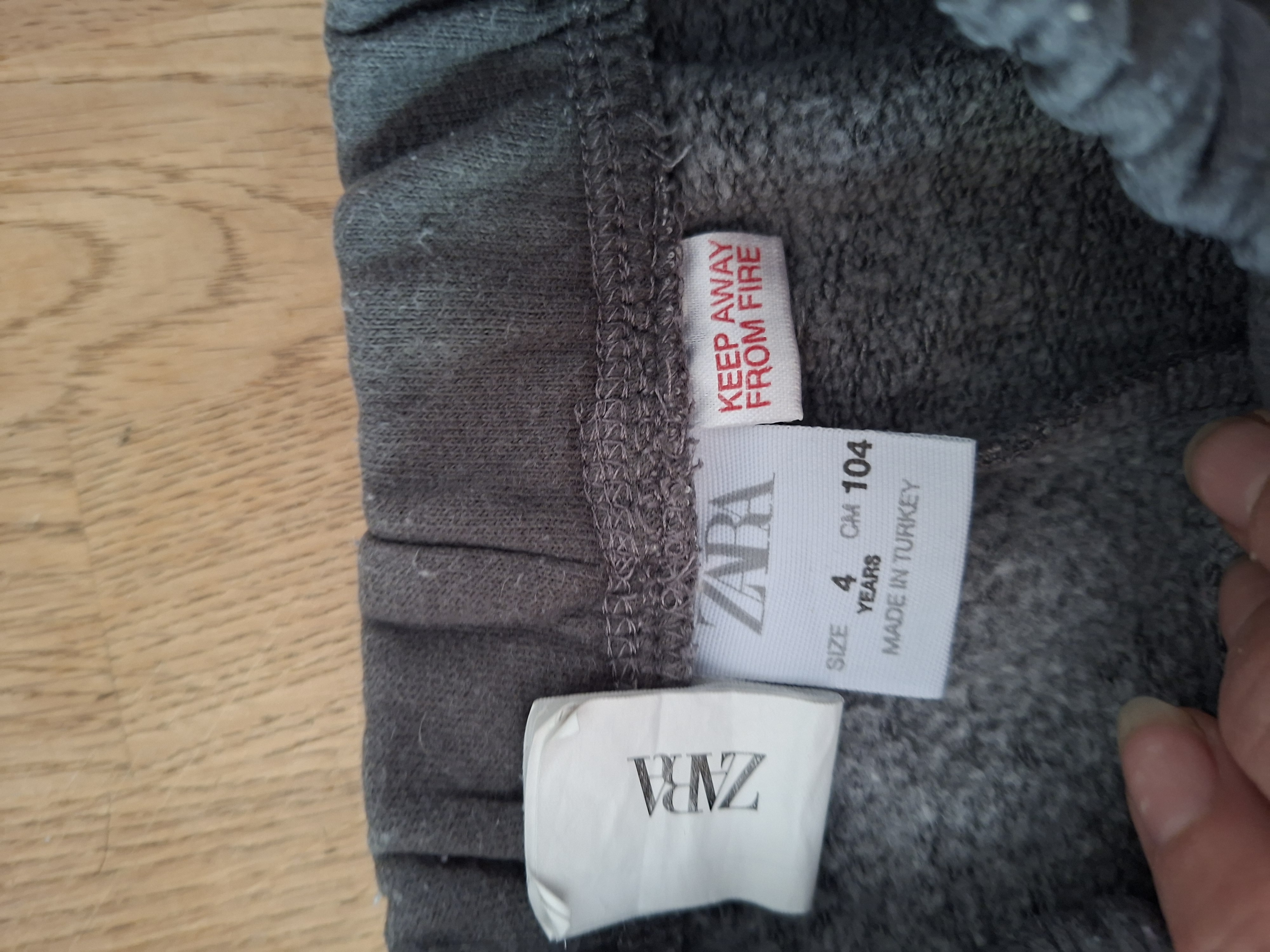 20260505_183306 Zara donkergrijze sweatbroek met witte zijstrepen maat 104
