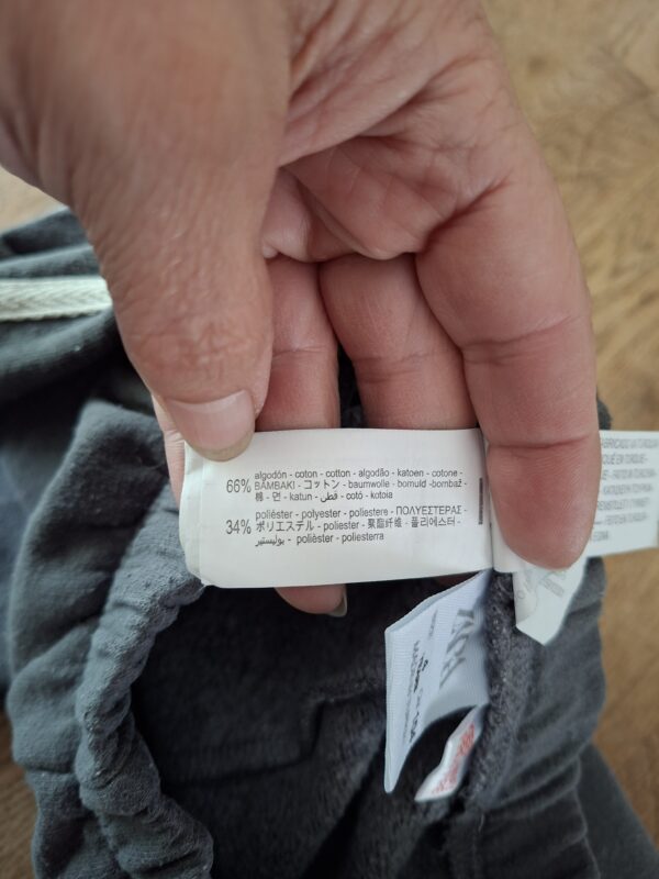 20260505_183319 Zara donkergrijze sweatbroek met witte zijstrepen maat 104