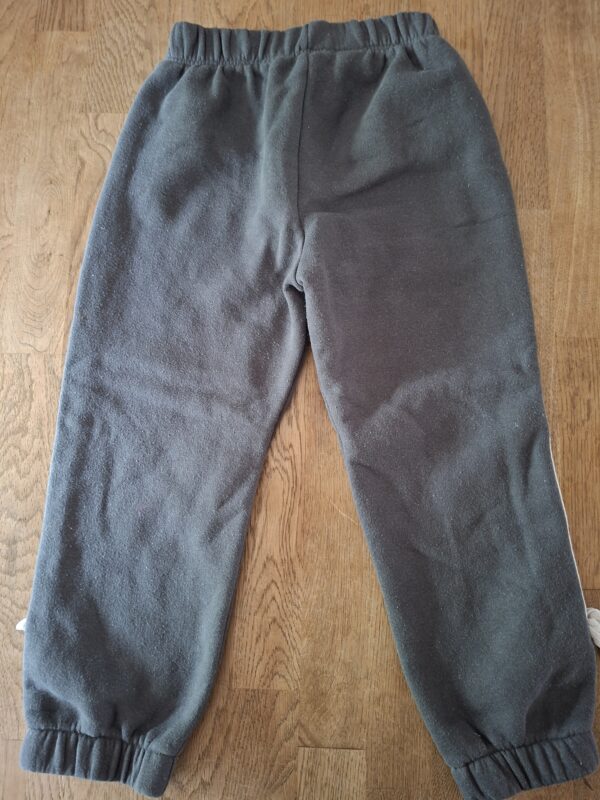 20260505_183334 Zara donkergrijze sweatbroek met witte zijstrepen maat 104