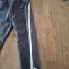 20260505_183343 Zara donkergrijze sweatbroek met witte zijstrepen maat 104