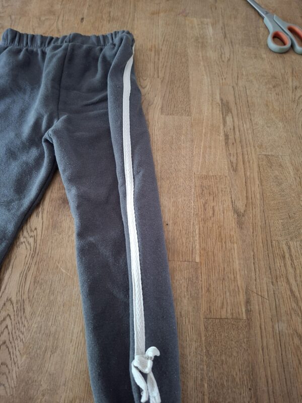 20260505_183343 Zara donkergrijze sweatbroek met witte zijstrepen maat 104