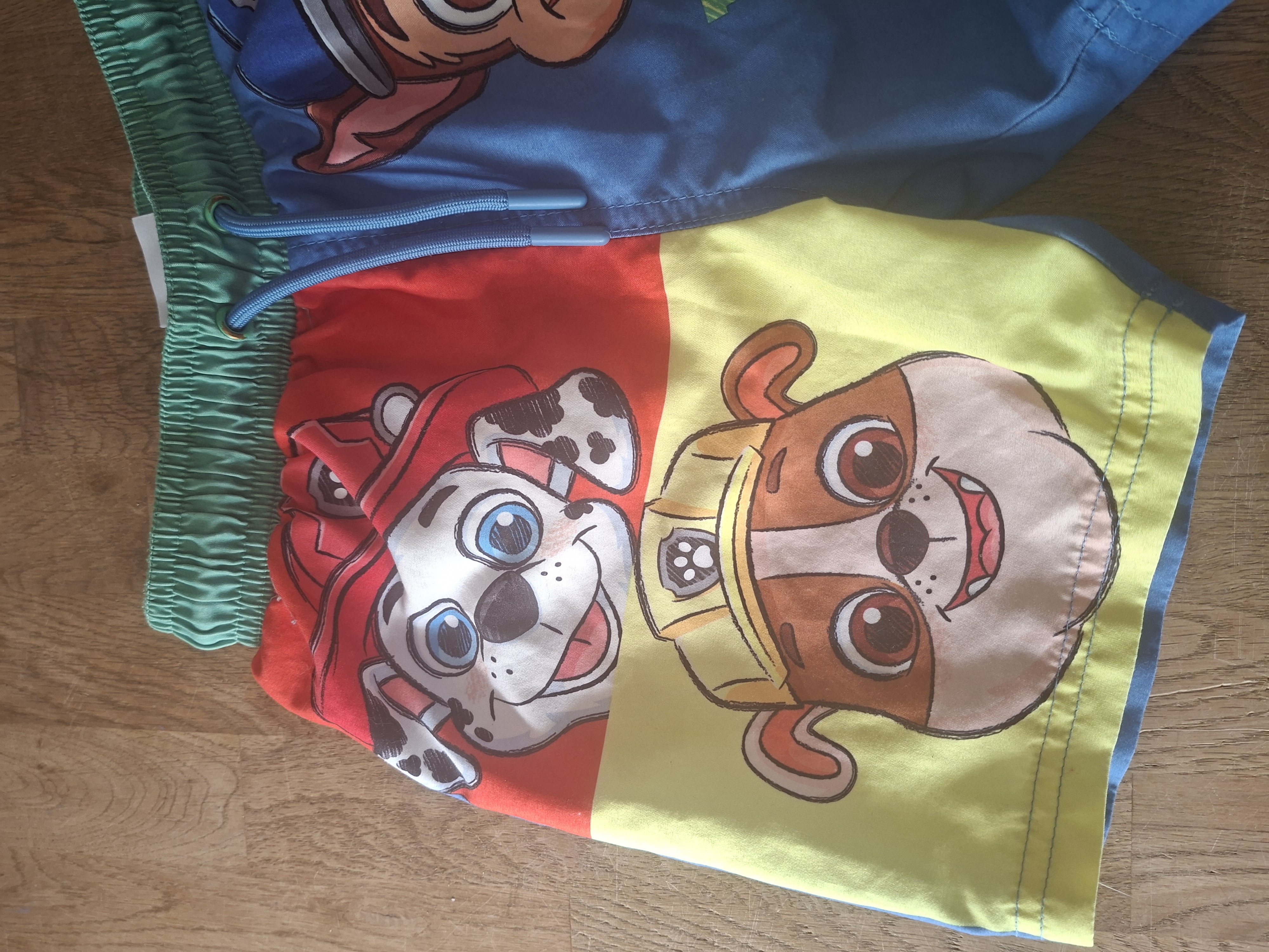20260506_160444 Paw Patrol kleurrijke zwembroek maat 110