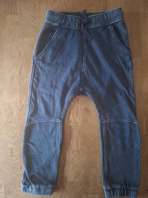 20260506_161033 H&M joggingbroek denim-look donkerblauw maat 98