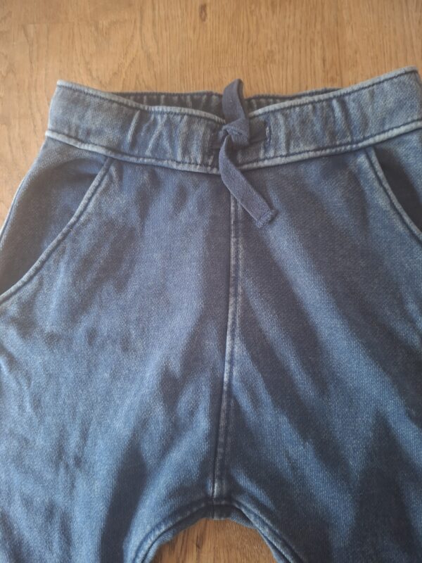 20260506_161035 H&M joggingbroek denim-look donkerblauw maat 98