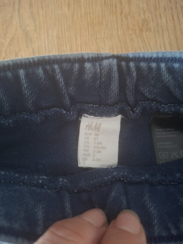 20260506_161041 H&M joggingbroek denim-look donkerblauw maat 98