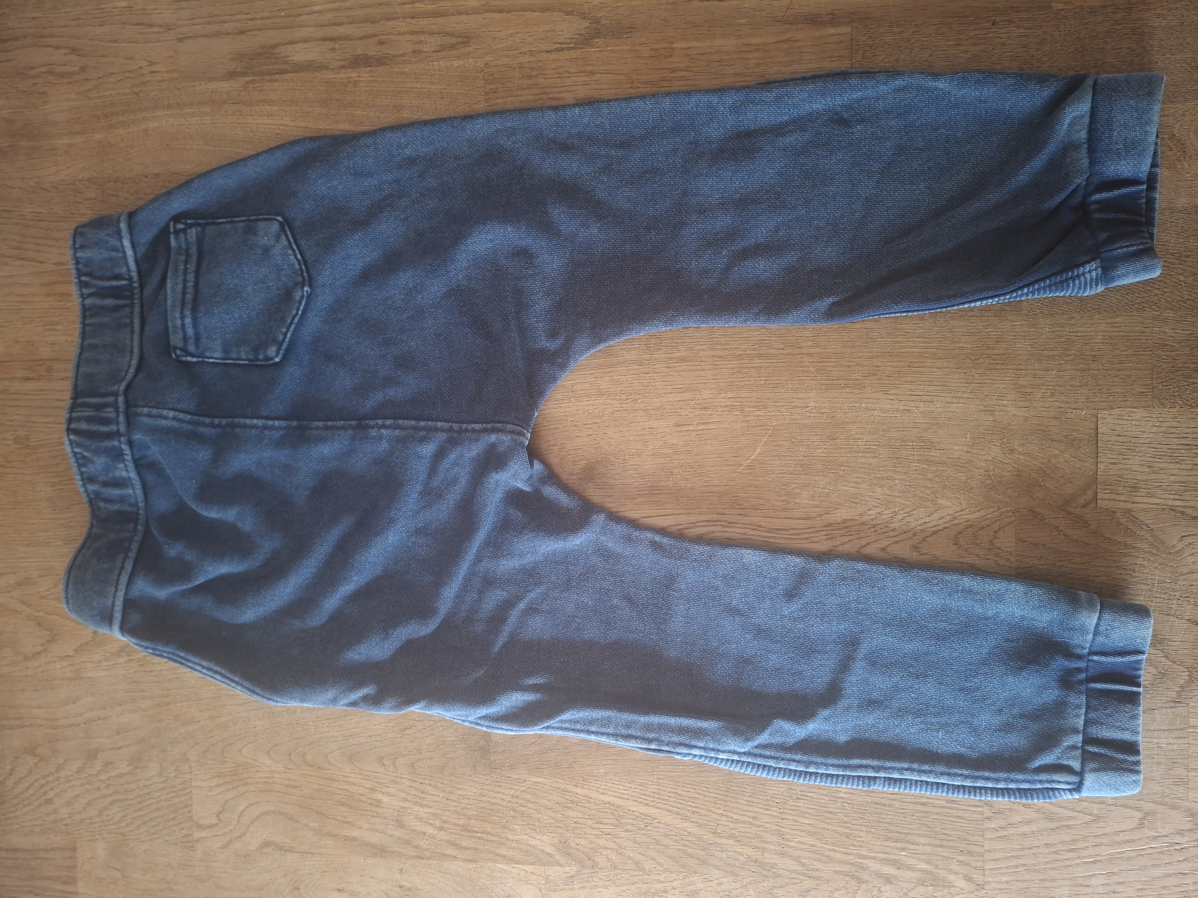 20260506_161057 H&M joggingbroek denim-look donkerblauw maat 98