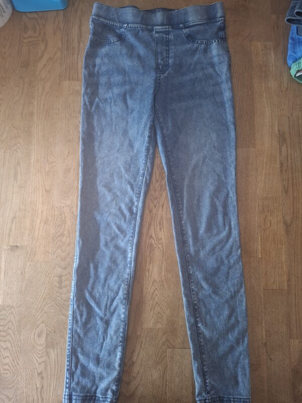 20260506_161713 H&M jegging grijs stonewashed maat 146