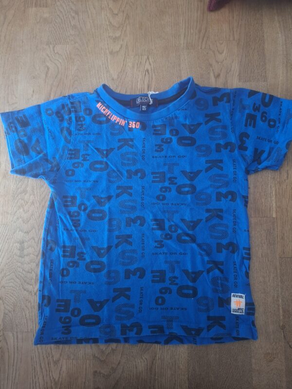 20260506_163534 Unlocked T-shirt blauw skateboard print maat 116/122