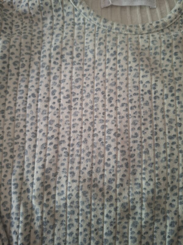 20260506_164101 Shirtje lange mouw petrolblauw luipaardprint maat 86