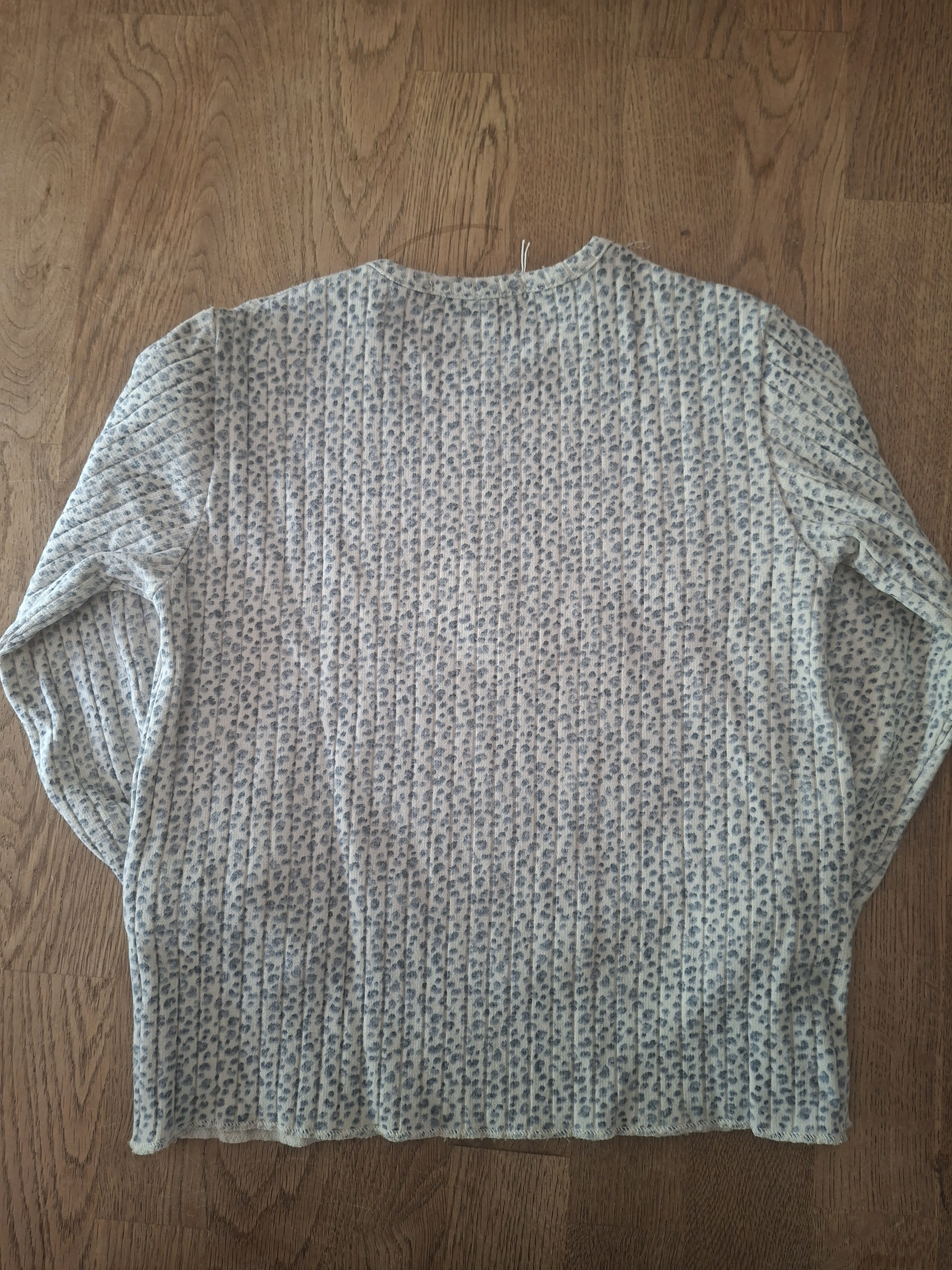 20260506_164115 Shirtje lange mouw petrolblauw luipaardprint maat 86