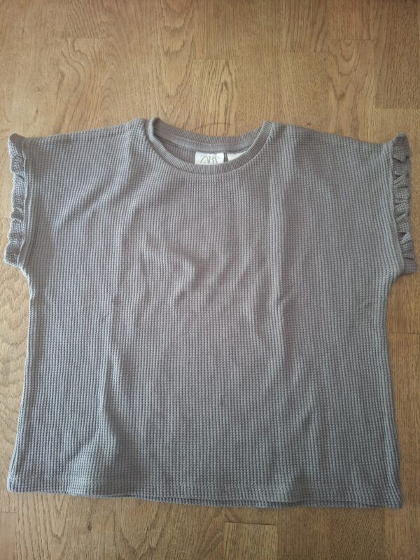 20260506_164306 Zara gebreid topje grijs waffle-knit ruche mouwen maat 98
