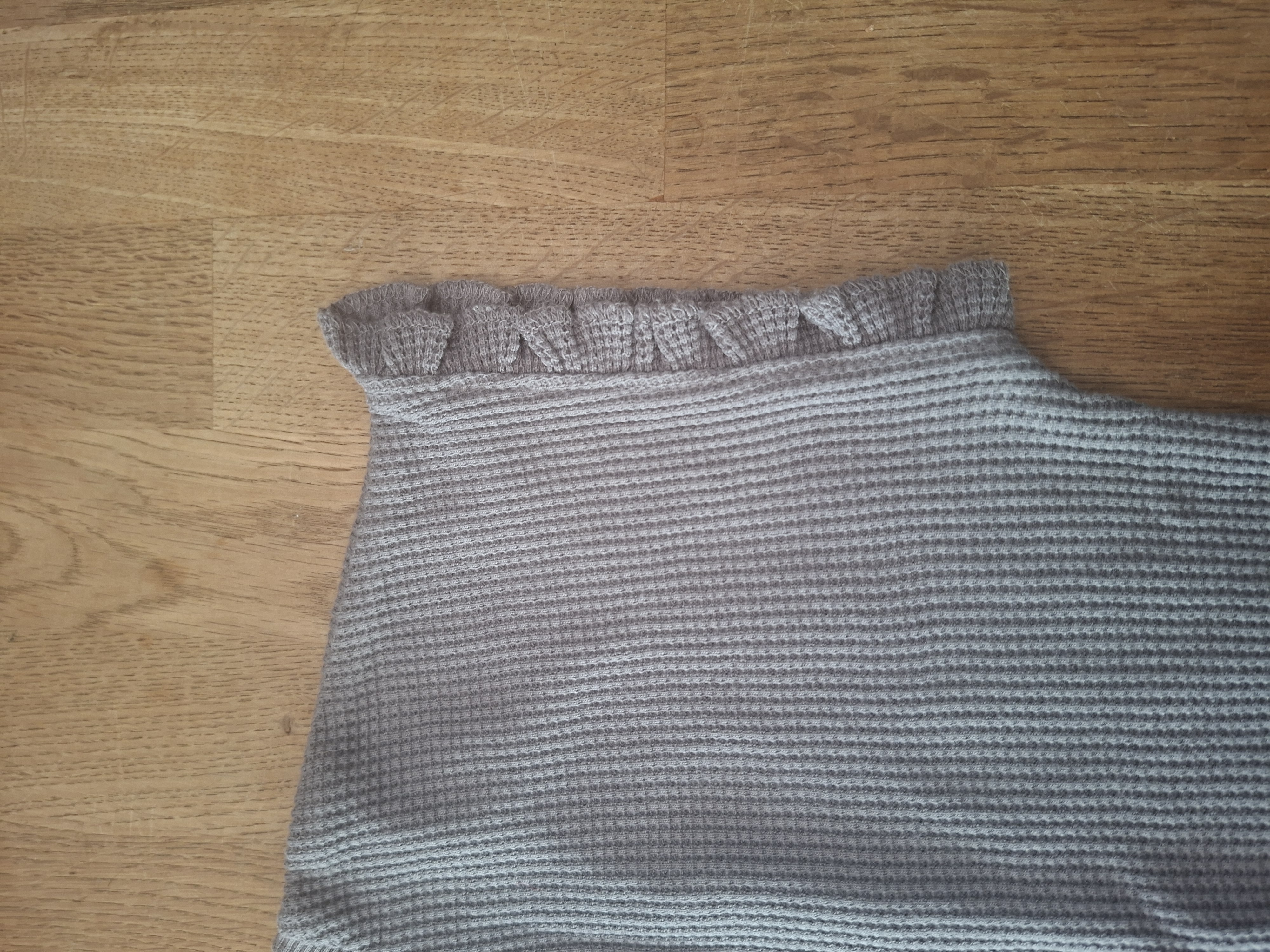 20260506_164307 Zara gebreid topje grijs waffle-knit ruche mouwen maat 98