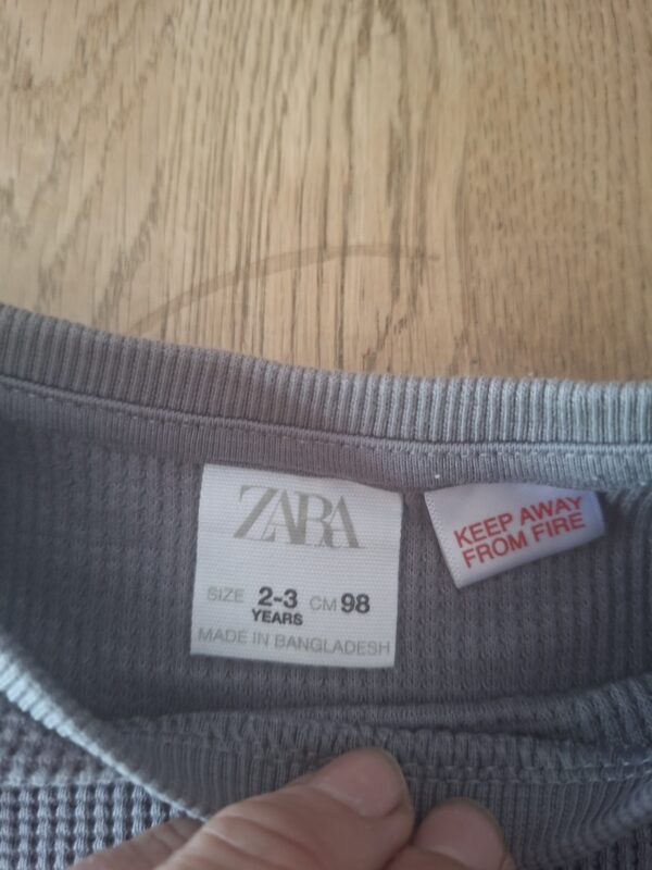 20260506_164310 Zara gebreid topje grijs waffle-knit ruche mouwen maat 98