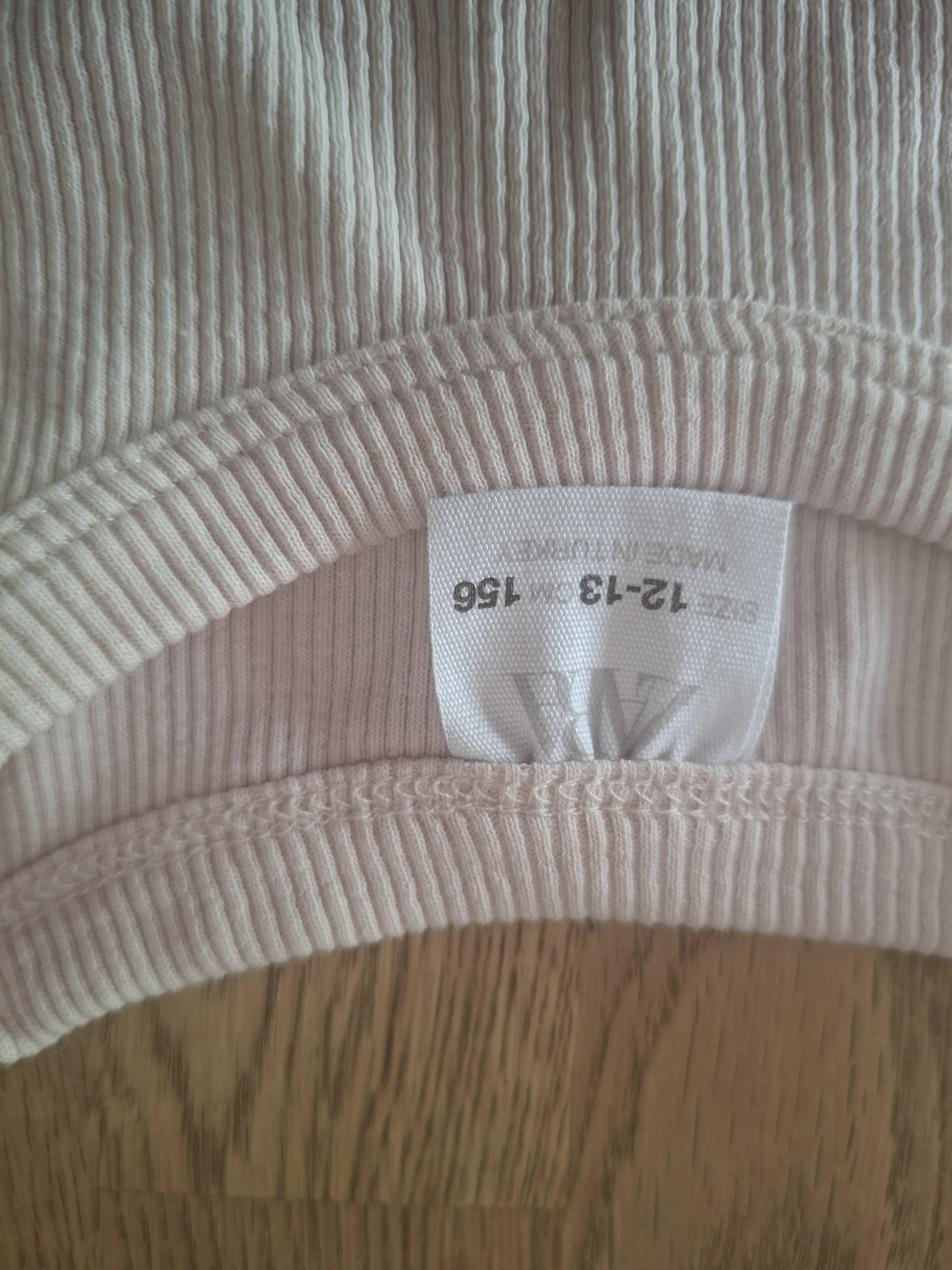 20260506_164524 Zara T-shirt roze ribstof parel hartjes maat 158