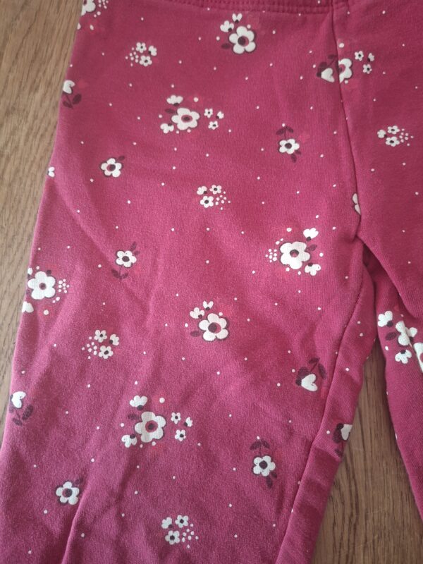 20260506_165010 C&A legging donkerroze bloemetjes gevoerd maat 110