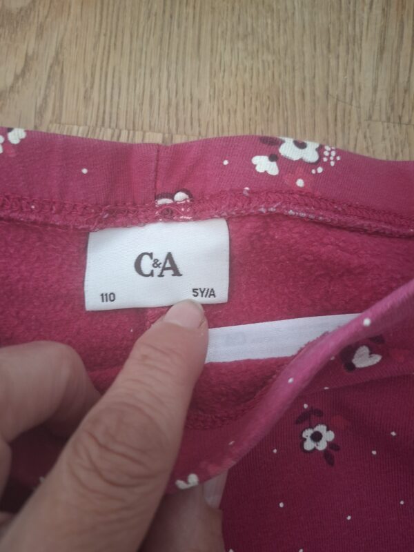 20260506_165013 C&A legging donkerroze bloemetjes gevoerd maat 110