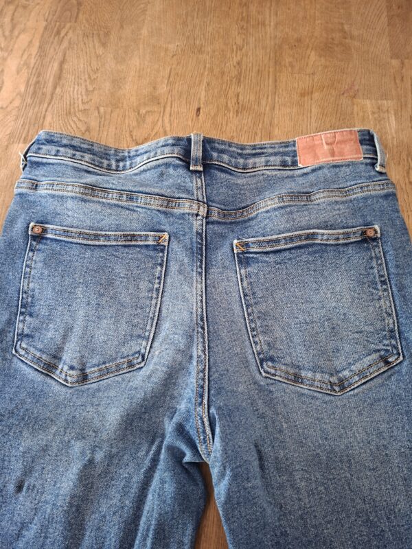 20260508_151102 Zara donkerblauwe straight jeans W34
