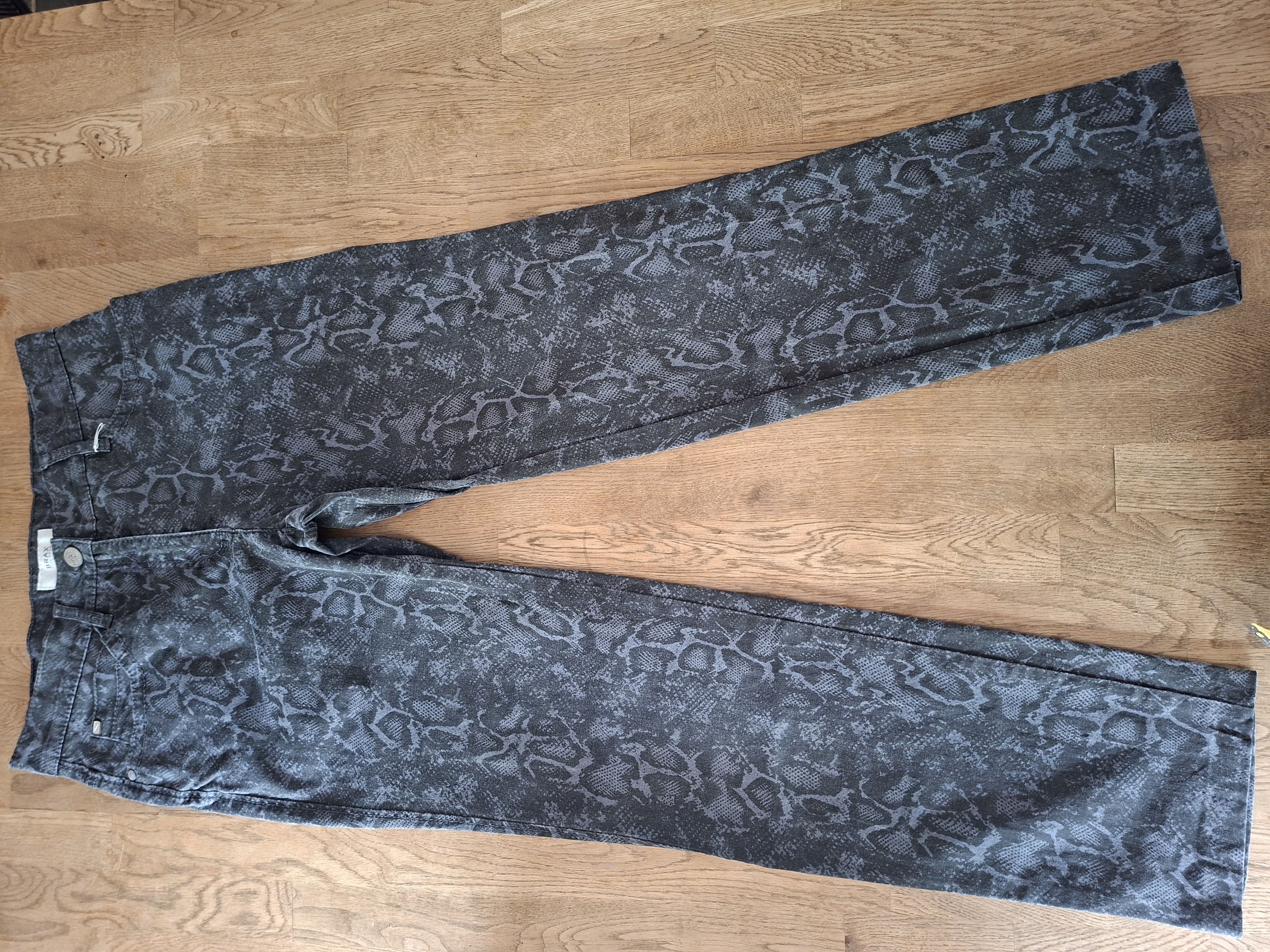 BRAX grijs/zwarte broek met slangenprint maat 36