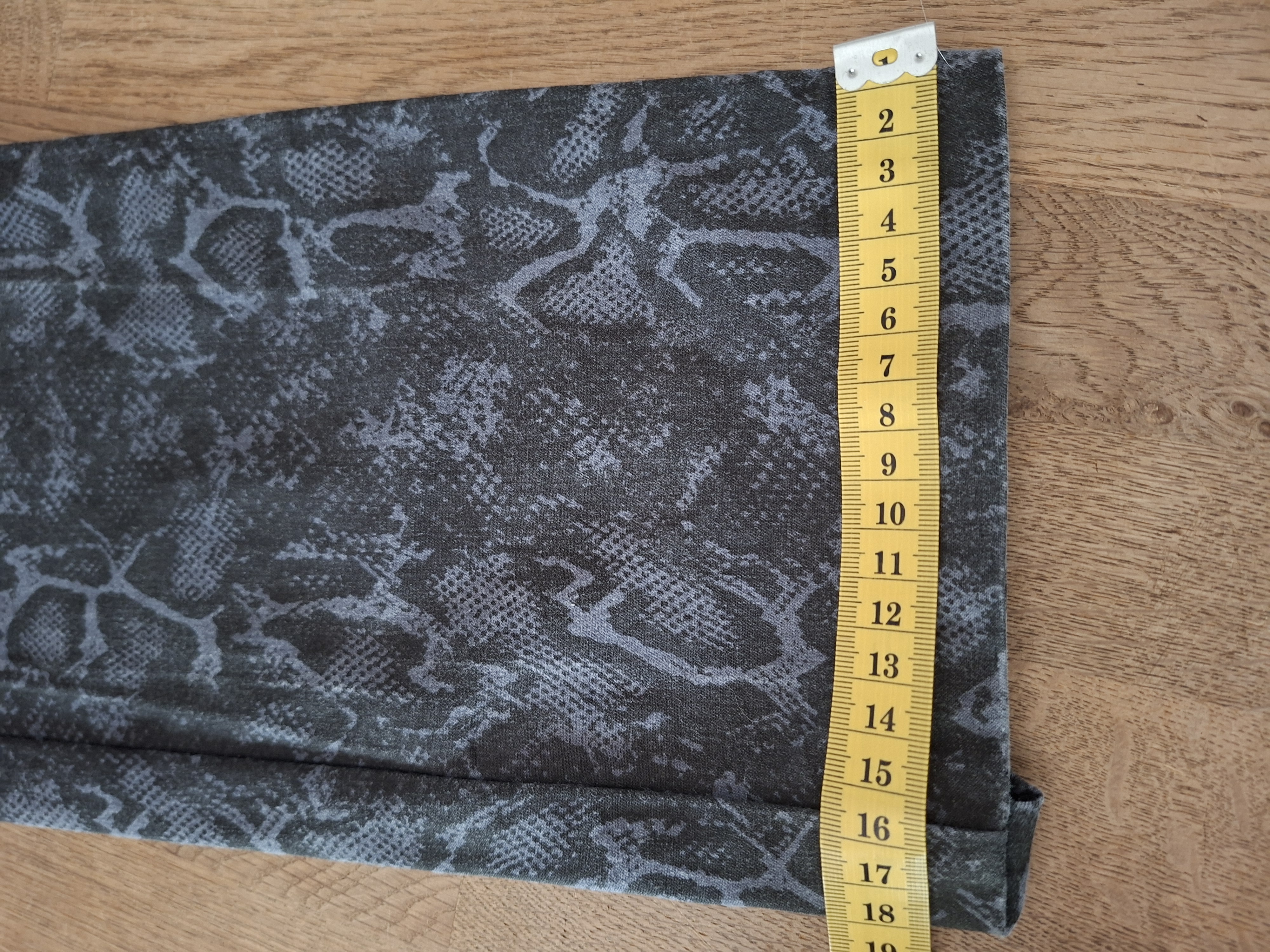 20260508_151206 BRAX grijs/zwarte broek met slangenprint maat 36