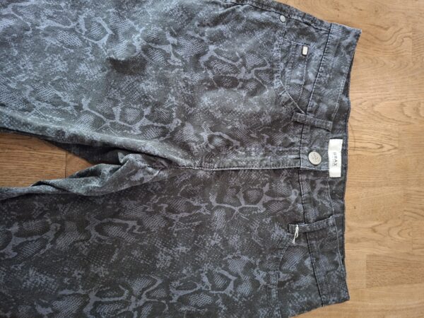 20260508_151232 BRAX grijs/zwarte broek met slangenprint maat 36