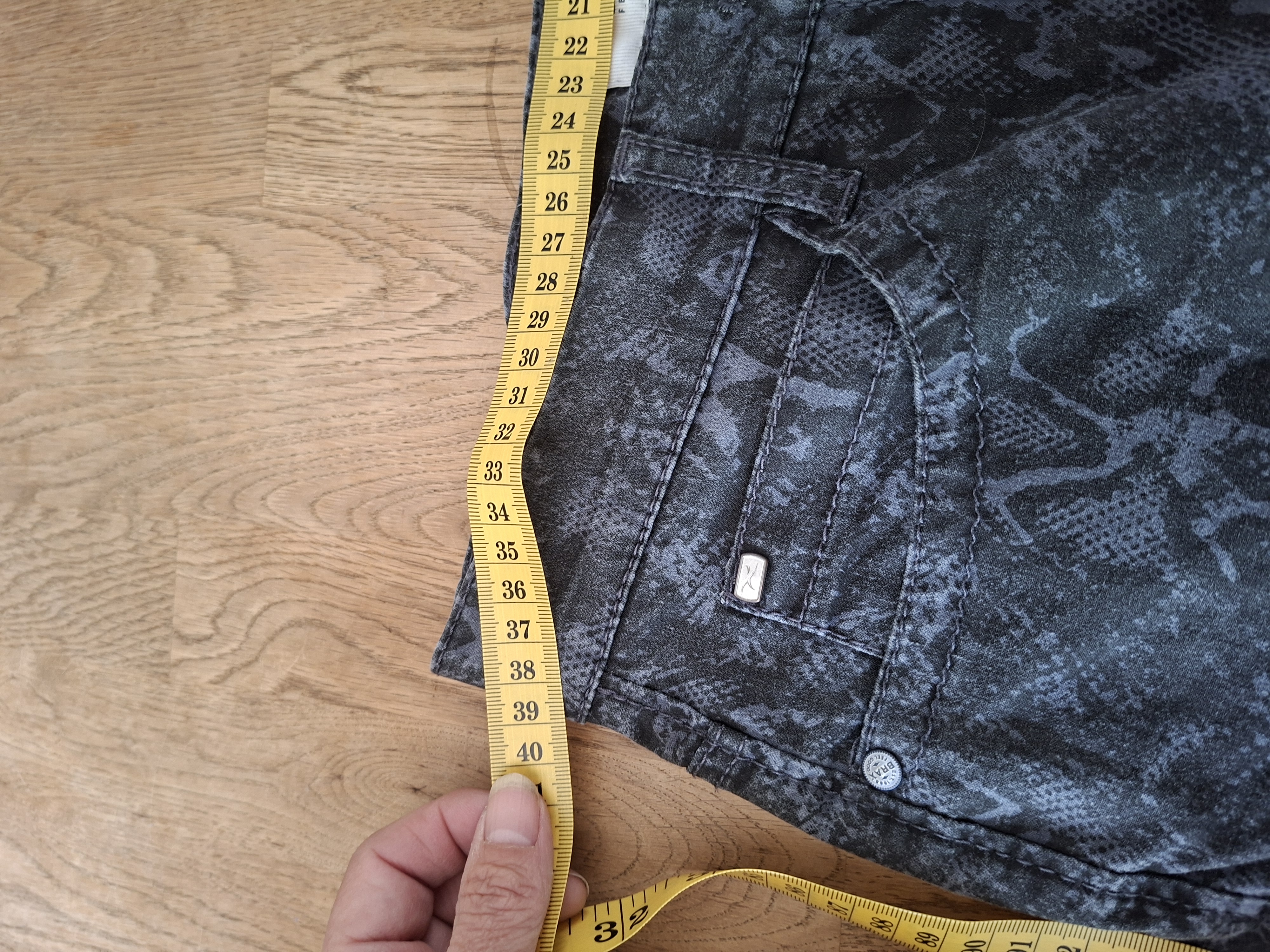 20260508_151243 BRAX grijs/zwarte broek met slangenprint maat 36