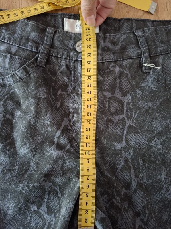 20260508_151256 BRAX grijs/zwarte broek met slangenprint maat 36