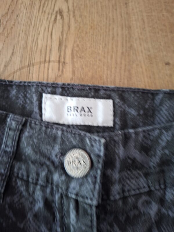 20260508_151258 BRAX grijs/zwarte broek met slangenprint maat 36