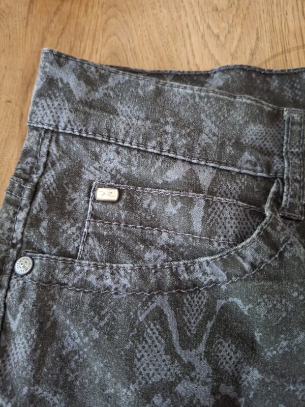 20260508_151302 BRAX grijs/zwarte broek met slangenprint maat 36